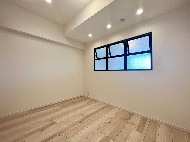 マンション小石川台　洋室B　南 リビングダイニングキッチンと洋室の仕切り壁に施された室内窓がお洒落な雰囲気を演出していますね✨インテリアのポイントとしてはもちろん、部屋を広く見せたり採光を確保したりといった実用性も兼ね備えているんですよ。