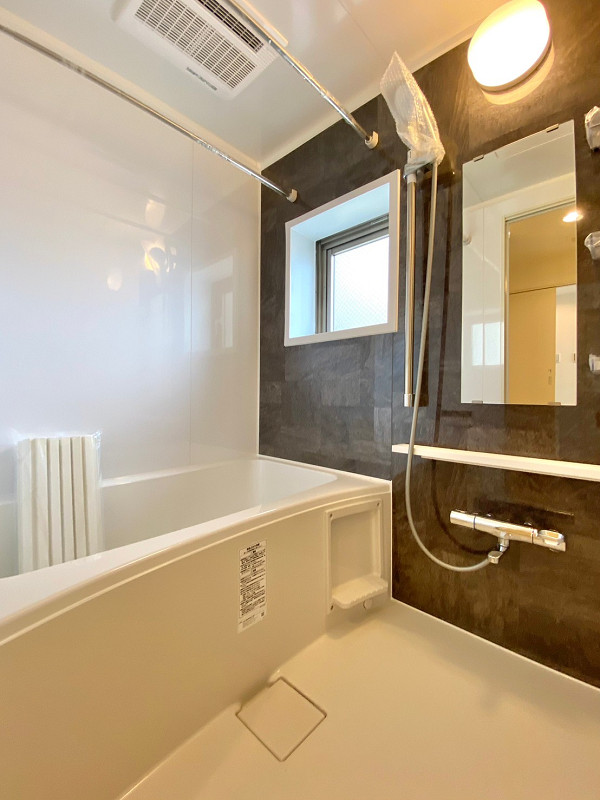 ルイシャトレ早稲田　バスルーム ブラウンのデザインパネルがお洒落なバスルーム🛀˖✧°窓と浴室乾燥機を併用すれば、湿気が籠る心配はありません。カビ知らずの清潔な空間を保てますね。浴室乾燥機や追い焚き機能などの生活をサポートしてくれる機能が備わっていますよ。