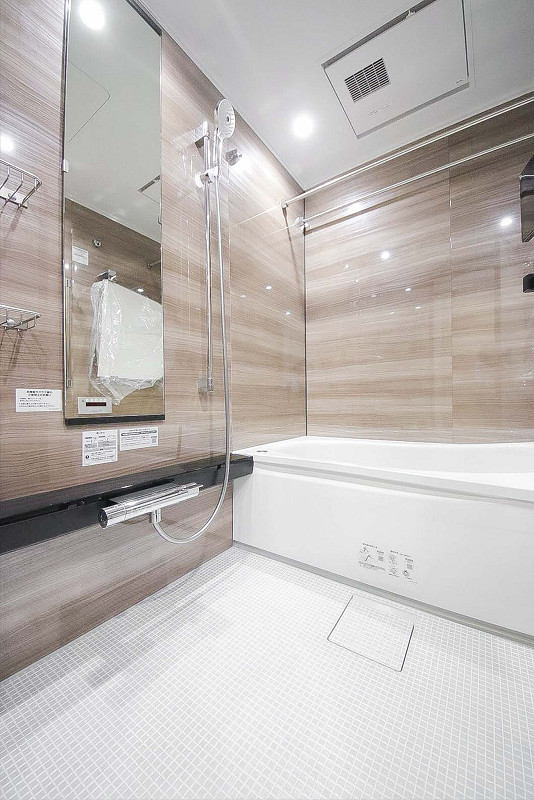 ライオンズ東中野　バスルーム 淡いブラウンの木目調のデザインがお洒落なバスルーム🛀浴室乾燥機を使えば、カビ知らずの清潔な空間を保てそう♪雨天時の部屋干しにも活躍してくれるはず☆半身浴に欠かせない追い焚き機能も備わっていますよ。