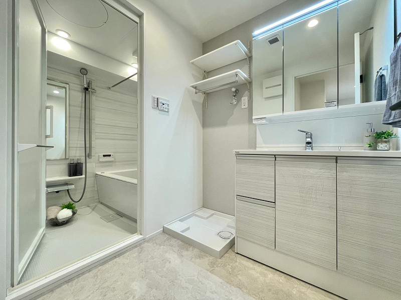 ファミネス大森　サニタリールーム パウダールームは居室と少し雰囲気が異なり、白とグレーを基調としたスタイリッシュなデザインとなっていますよ。ヘアセットが楽にできる3面鏡や浴室乾燥機など、便利な設備が満載です✧