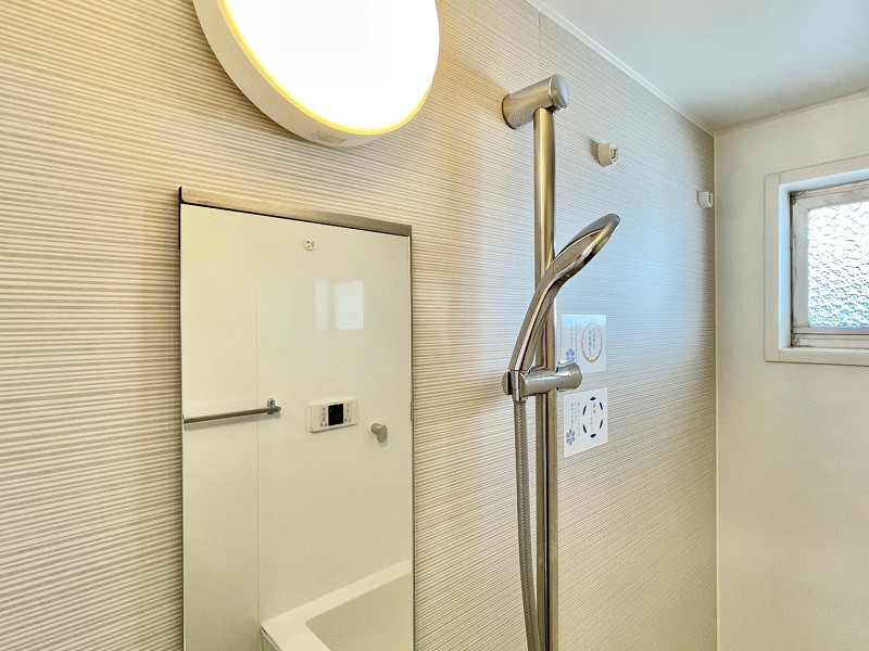 大岡山コーポラス　浴室 細かいボーダーの模様がお洒落なバスルーム。水回りは全て交換されているため、新築気分で暮らせます。浴室乾燥機を搭載しているため湿気がこもらず、カビに悩まされることはありません。シャワーヘッドの高さは自由に調節できますよ。