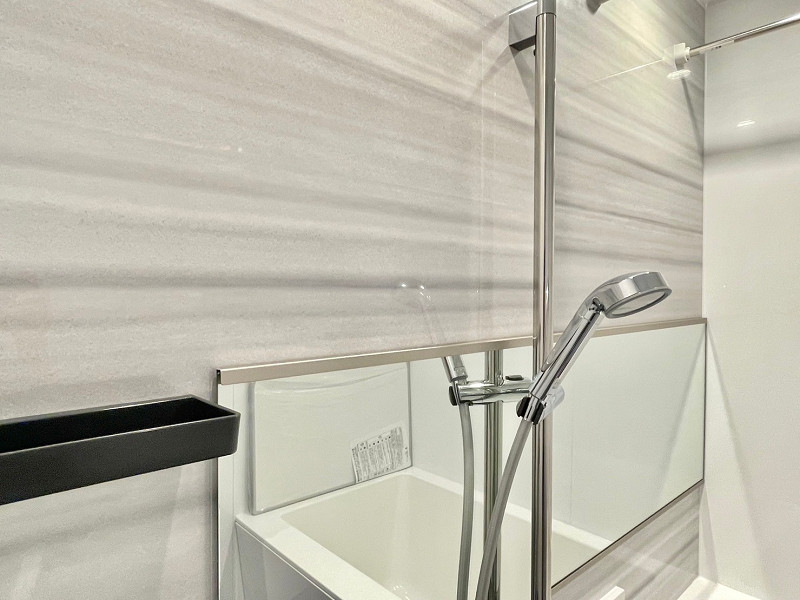 コープ野村用賀　シャワーヘッド モノクロ調のスタイリッシュなバスルーム。スッキリ、清潔感のあるデザインです。シャワーヘッドの高さは自由に調節することができるので、身長の高さに関わらず快適に使えますね。浴室乾燥機や追い焚き機能など、便利な設備が満載です。