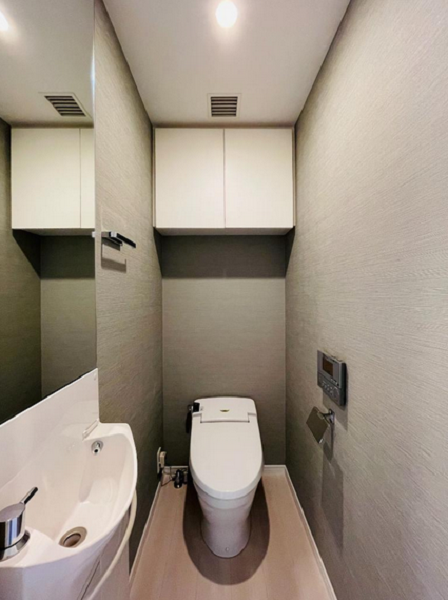 D’クラディア神宮外苑ハイヴァリー　トイレ シンプルになりがちなトイレですが、こちらのトイレは高級感があり、モダンな印象です。温水洗浄便座付きなのも嬉しい♪手を洗う場所が独立しているので、お客様の手洗い場としてもご案内しやすいですね。トイレ用品は吊り棚へどうぞ🌟