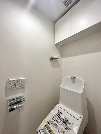 高田馬場パーク・ホームズ　トイレ サニタリールームとは別の独立タイプのトイレには、節水効果が見込まれる手洗い一体型を採用。各パーツの繋ぎ目や凹凸が少ないため、掃除が行き届きやすいのがメリットです。トイレットペーパーや掃除用品などの備品は吊り戸棚へ片付けて、綺麗なトイレ空間を保ちましょう✨