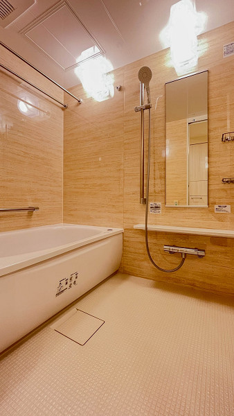 イーストコモンズ清澄白河セントラルタワー　バスルーム ブラウンのパネルを使用し、ホッと落ち着くような空間のバスルーム。追い焚き機能や浴室乾燥機を搭載しているのも魅力的ですね。ご入浴前に浴室内を温めておけば、冬に起きがちなヒートショックを防げる効果もあるそう。