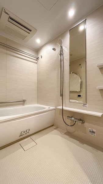 クレッセント東京ビュータワー　バスルーム バスタブは1418サイズでゆとりのある広さ。お1人ならゆったりと浸かることができるのではないでしょうか。追い焚き機能があるのでお湯が冷めてしまっても再び温め直すことができるのも嬉しいですね。天候が優れない日は、浴室乾燥機を利用してお洗濯物を乾かしてくださいね。