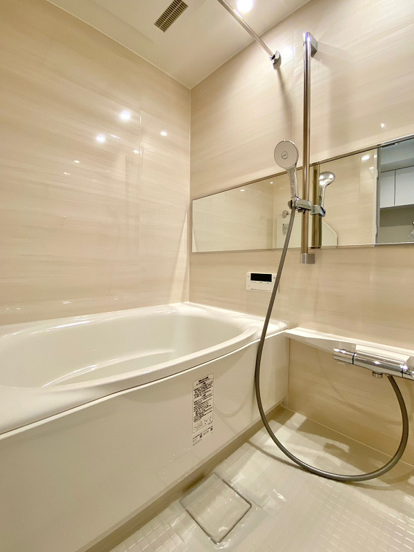 菱和パレス渋谷西　バスルーム バスルームは淡いベージュカラーを基調とした清潔感たっぷりな空間✨ワイドな鏡が空間に奥行きをプラスし、実寸以上にゆとりを感じられますよ。バスタブにはアームレストが付いており、リラックスした体勢で湯船に浸かることが可能♥浴室乾燥機や追い焚き機能などの便利機能も備わっていますよ。