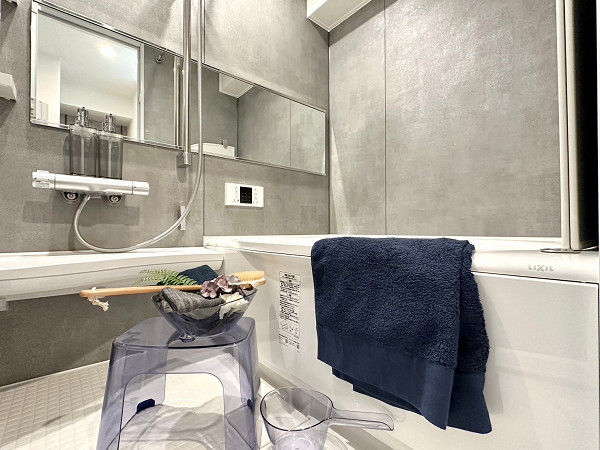 メイツ大森西　バスルーム バスルームはグレーを基調としたシックな空間。バスタブは追い焚き機能を搭載し、いつでも温かいお風呂にご入浴いただけます。天候が優れずお洗濯をするのが難しい場合は、浴室乾燥機を利用してくださいね。