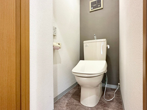 自由ヶ丘第七コーポ　トイレ トイレはサニタリールーム内にありますが、扉付きのため孤立した空間でした。内装は至ってシンプルですが、毎日使用する空間はこれくらいシンプルが1番ですよね♥節水効果が期待できる手洗い一体型なのも大きな魅力です。
