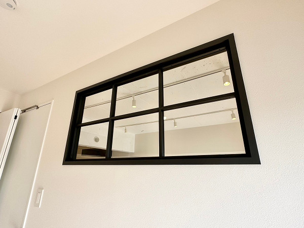 東品川ガーデニア　室内窓 メインルームと2つ目の洋室には室内窓が設置されています。窓を開けておけば、室内の空気を循環しやすくなり換気にも最適ですよ◎黒枠デザインがお部屋の良いアクセントになっています♥
