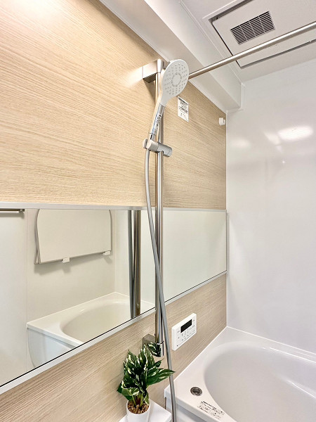 朝日江戸川橋マンション　シャワー バスルームは自然と心が落ち着きそうな優しいブラウンのパネルを使用。シャワーはお好きな高さに変えることができますよ。バスチェアを使用される方でも使いやすい位置に調節することができるのはありがたいですよね。
