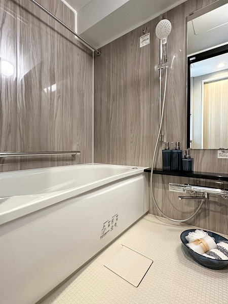 ヴィップ東日本橋　バスルーム ダークブラウンのパネルが使用されたモダンなバスルーム。バスタブは身体にフィットする丸みを帯びたデザインを採用しています。いつでも温かい湯船に浸かれる追い焚き機能や、浴室内での衣類乾燥に便利な浴室乾燥機も搭載。快適なバスタイムで毎日の疲れを癒しましょう🛁