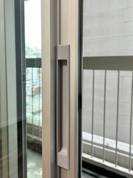 グランドメゾン田町　複層ガラス 2020年にマンション全体で専有部の窓サッシ交換改良工事が行われ、防音性の高い複層ガラスが採用されています。周囲の環境音をシャットアウトしてお部屋を静かな状態に保ってくれる上、断熱効果もあるためクーラーの冷気や暖房の熱を逃がしません。電気代節約も期待できそうですね✨