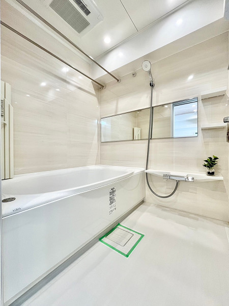 ライオンズステーションプラザ三軒茶屋　バスルーム 清潔感のあるホワイトを基調としたバスルームです。ワイドミラーをセレクトしたため高級感がありますね。追い焚き機能があるので、いつでも適温に温め直すことができます♨半身浴をする方にとっては嬉しい設備ですね。雨の日には洗濯物を乾すことができるように、浴室乾燥機も備わっています。