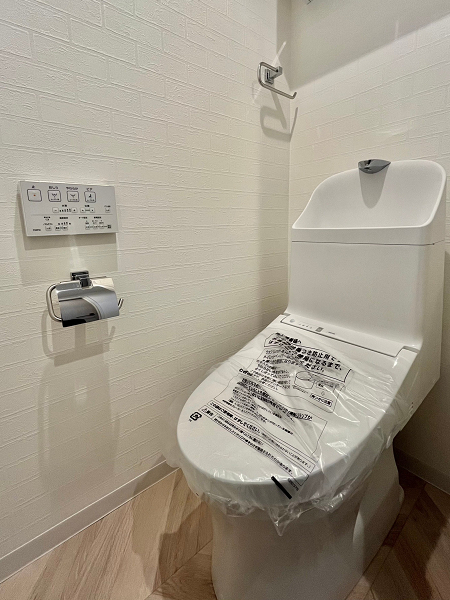 シャトーカデ目黒第1　トイレ ナチュラルで明るい印象のトイレは落ち着く空間。シンプルな造りですが、背面に吊り戸棚があるのでトイレットペーパーや掃除用具などをスッキリと収納可能です♪床掃除も快適に行えます✨
