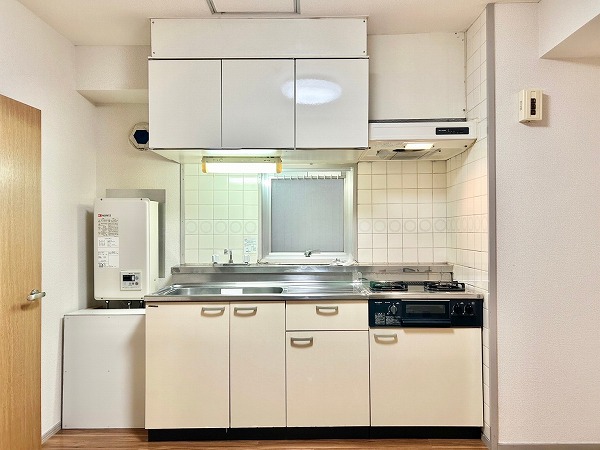 ライオンズマンション東五反田　キッチンA キッチンはお料理にしっかり集中できる壁付けタイプを採用しています。壁面のタイルがかわいらしいワンポイントになっていますね。キッチンスペースはゆとりのある造りになっているので、新規設置する際もワークトップが広い大きなキッチンをお使いいただけるはず。