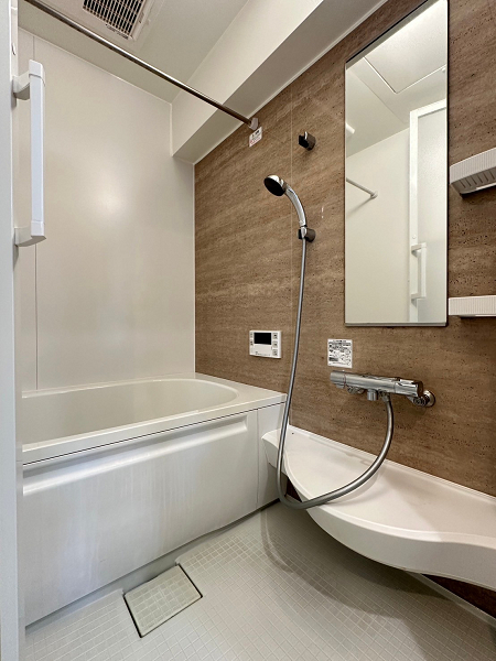 セルバ大蔵　バスルーム 木の温もりを感じられるバスルーム。快適なご入浴には欠かせない追い焚き機能＆浴室乾燥機付きで機能面も充実しています。まさに