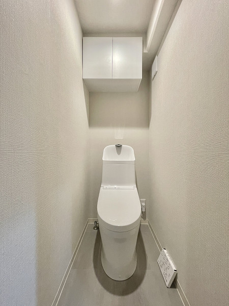 セントヒルズ目黒　トイレ コンパクトな間取りのお部屋ですが、トイレが独立しているのは嬉しいポイントです。ホワイトを基調としたシンプルなデザインで明るく清潔感があります。温水洗浄便座付き、手洗い一体型のトイレで節水に取り組めるのも助かるポイント。トイレットペーパーなどは吊り棚にしまって、足元をスッキリと保ちたいですね。