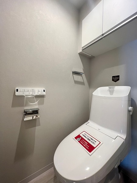シャトレー笹塚　トイレ トイレはサニタリールームとは別の独立タイプ。内装はホワイトを基調とした清潔感たっぷりな空間です。手洗い一体型のトイレはフチなし形状で汚れが溜まりにくいのがポイント。さらに、便座と便座の隙間もスッキリと拭けるためお手入れが楽々です。トイレットペーパーなどの備品は吊戸棚へどうぞ。