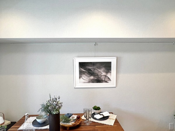 江戸川橋センチュリープラザ21　ピクチャーレール リビングダイニングキッチンの1面の壁にはピクチャーレールが取り付けられていました。写真や絵画はもちろん、季節の飾り付けもお楽しみいただけますよ🌸取り外しが簡単で気軽に模様替えができるので気分によってお部屋のインテリアアレンジができちゃいます。