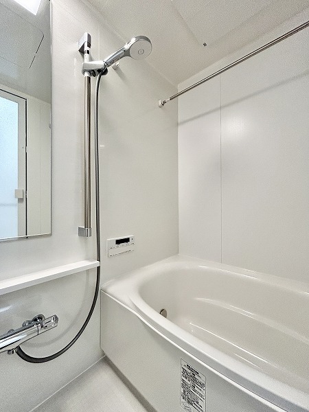 グランドメゾン桜丘　バスルーム 白を基調とした明るいバスルームはLIXIL製。床には水はけの良い素材が使用されていて、お手入れ楽々です。縦型のミラーなら立ってシャワーを使う際もお顔やお身体を確認しやすいですね。オートバス機能や追い焚き機能、浴室換気乾燥機を搭載しています。