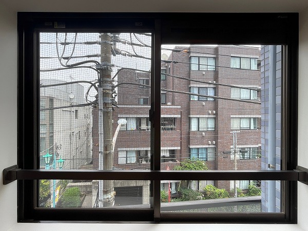 セザール世田谷松原　リビングダイニングキッチン　小窓　左側