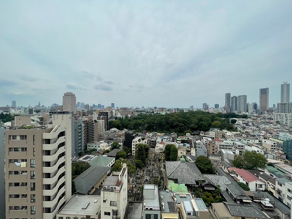 アトラスアベニュー文京大塚　西景色　富士山 リビングダイニングと洋室に跨るワイドバルコニーは南西向き。お昼から夕方にかけて陽当たりが良いでしょう。目の前に護国寺を囲む樹々が見え、都心ながらも自然が感じられます🌳撮影時は少し雲がかかっていましたが、晴れた日には富士山を望めるんだとか🏔春日通り沿いですが、そこまで騒音は気になりませんでした。