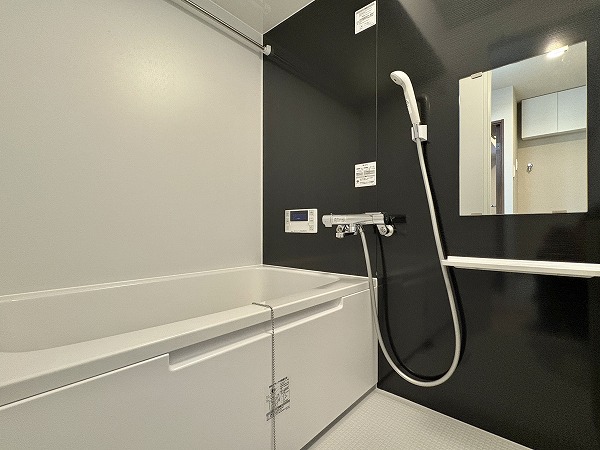 上馬マンション_ダークトーンのバスルームの写真