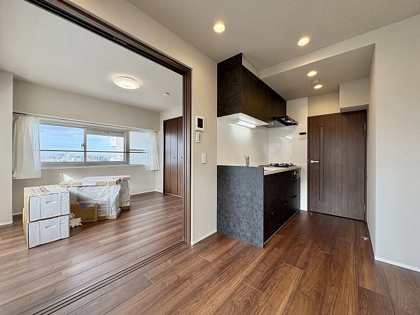 上馬マンション_ダイニングキッチンと洋室の写真