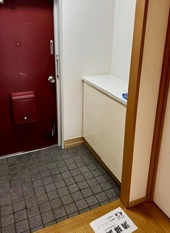 サンハイツ大森（南大井6丁目）　玄関 真っ赤な扉を開けると、シンプルな玄関が広がります。ニッチカウンターには鍵を置いたり、お好きな観葉植物や雑貨なども置けそう。季節に合わせたインテリアをお楽しみくださいね。廊下部分にも収納がありました。