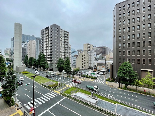 セブンスターマンション第2五反田　陽当たり良好 南向きバルコニーは山手通りに面しています。全ての窓にインナーサッシが新設されており、窓を閉めている間はそれほど音が気になりません。大通り沿いは好みが分かれるところですが、至近距離にビルが建つ可能性が0に近いというのは大きなメリットと言えるでしょう。