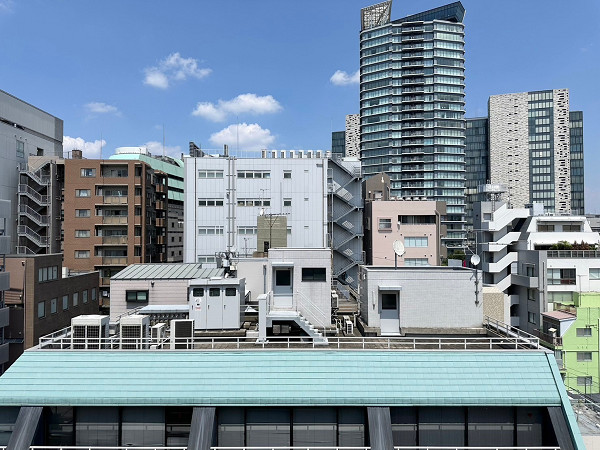 デュオ・スカーラ新宿　眺望 バルコニーからの景色がこちら。目の前にある建物とは距離があり閉塞感は感じられませんでした。北向きのためあまり採光を望むことはできませんが、お洗濯物を干すことが可能です。陰干し専用や日焼けさせたくない衣類の乾燥にピッタリ。