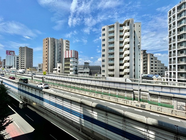 マンション池尻　耐震性能 遮音性の高いインナーサッシが付いているため、高速通り沿いということを忘れてしまうほど静か✧窓を開けると車の走行音が聞こえてきますが、至近距離に大きなビルが建ってしまうリスクを限りなく抑えることができます。