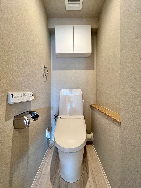 ハイホーム本陣　トイレ トイレはサニタリールームとは別の独立空間。木目のカウンターが造作され、植栽やフレグランスなどのアイテムをディスプレイして自分好みに彩ることができます。節水効果が見込まれる手洗い一体型トイレのため、光熱費の節約が叶いますね♡