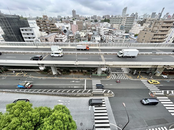 江戸川橋駅　パレステュディオVIDA文京南 北向きのバルコニーは3.46㎡。バルコニーの外には「目白通り」と「首都高速5号池袋線」が通っています。どちらも車の往来が激しい通りなので、バルコニーにいると走行音が気になりました。防音性の高い２重サッシになっていて、周囲の環境音をシャットアウトしてくれます。おかげでお部屋の中はかなり静かな状態が保たれていましたよ。