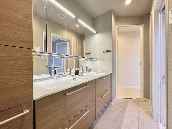 プリズムタワー_2面ボウル型洗面化粧台の写真1