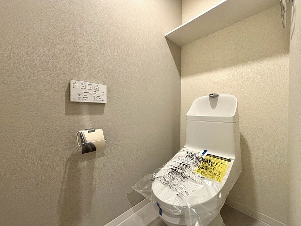 グランドメゾン東池袋_シンプルなトイレの写真2 グレーのアクセントウォールが目を惹く落ち着きのある独立型トイレ。デザイン性だけでなく温水洗浄機能付き便座を備えており、冬場もヒヤっとすることなく毎日快適にご使用いただけます。清潔感のある空間は来客時にも好印象を与えられそうですね♡
