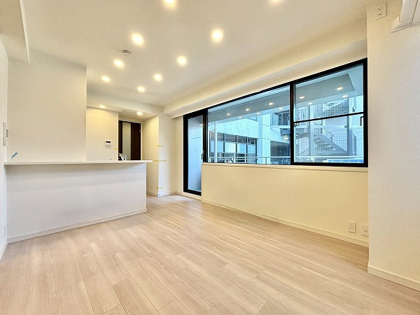 グランドメゾン東池袋_ホワイト基調のリビングダイニングキッチンの写真2 今回ご紹介のお部屋は10階部分に位置する1人暮らしから2人暮らしに最適な1SLDK。室内は2025年4月に新規リノベーションが完了し、ホワイトを基調とした明るいお部屋に仕上がりました✨大きな窓を備えたメインルームは開放感たっぷり◎