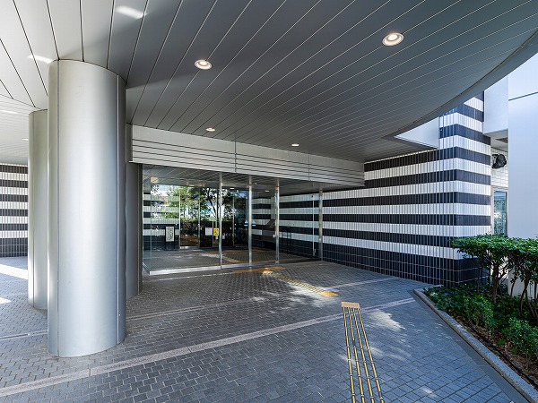 WコンフォートタワーズWEST アプローチ