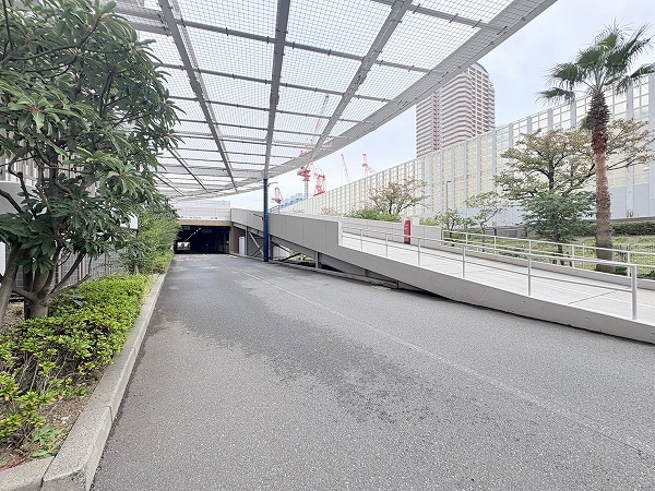 WコンフォートタワーズWEST 駐車場入口