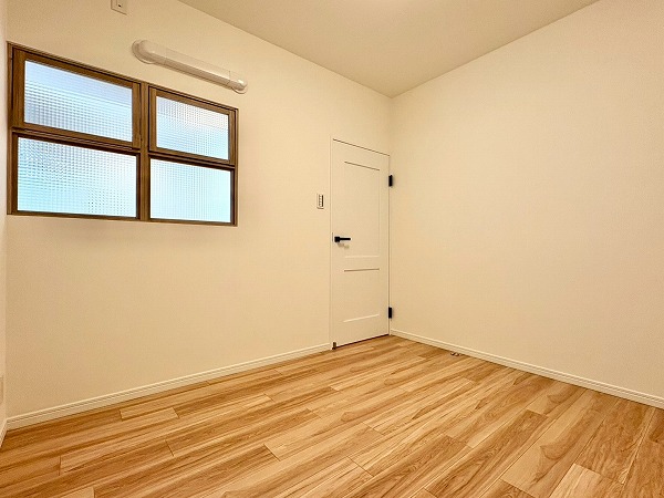 給田南住宅1号棟_洋室の写真 こちらは約4.5帖の洋室。少しコンパクトな空間ですが、小さな窓からダイニングキッチンを覗くことが出来るオシャレな造りに。正方形に近い造りのお部屋なのでレイアウトに困ることは無さそうですね。また、クローゼットも完備され収納力は抜群。