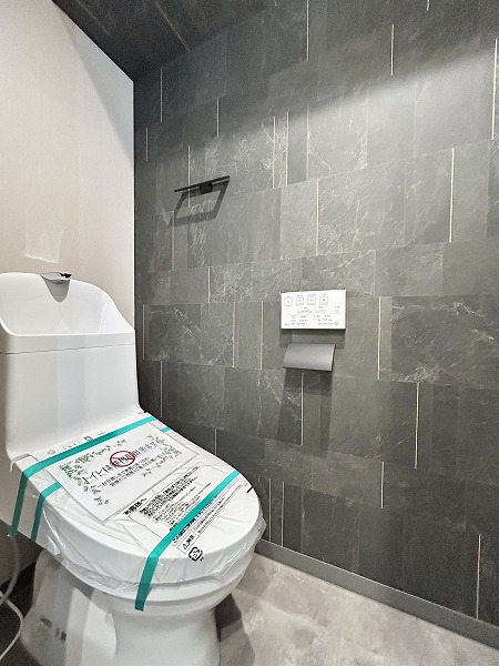 シャトー北品川_高級感があるトイレの写真 トイレにもオシャレなクロスが用いられています。タイル風の柄に、黄色いラインが入ったデザインが素敵ですね♪温水洗浄便座機能を使って便座を温めれば、冷え込む冬場も快適にトイレをご利用いただけますよ。また、写真には写っていませんが向かいには大きな可動棚の収納が。フレグランスやフェイクグリーンを飾ったり、トイレットペーパーを並べておいたりするのにピッタリ◎