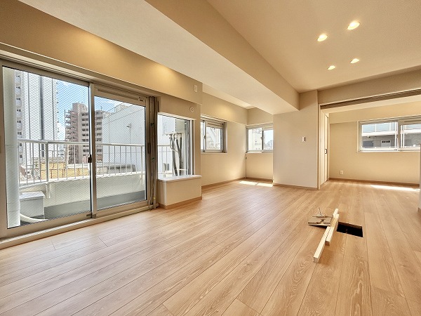 シャトー北品川_リビングダイニングキッチンの写真 パートナーとの同棲にオススメな2LDKのお部屋ご紹介します♪専有面積は59.01㎡です。北東・南東角部屋で、窓が多く陽当り良好。2025年4月に新規リノベーションが完了し、木目の温かみを感じるナチュラルテイスト仕様のお部屋に生まれ変わりました。アフターサービス保証付きなので、お引越し後も安心です◎