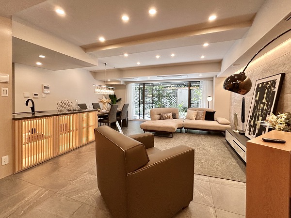 芝白金ヒルズ_広々としたリビングダイニングキッチンの写真