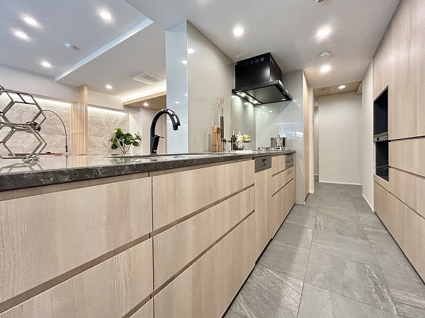 芝白金ヒルズ_広いキッチンの写真