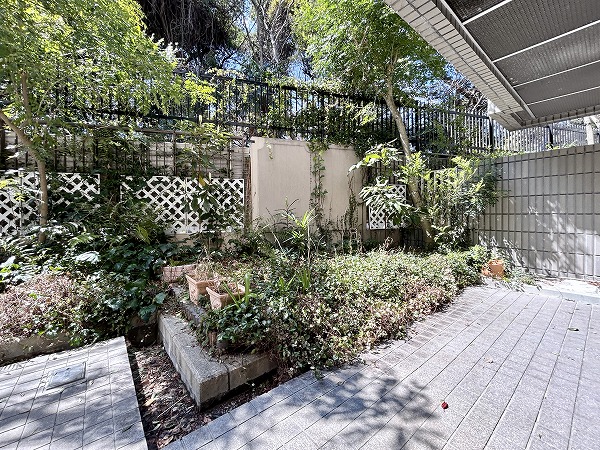 芝白金ヒルズ_明るい専用庭の写真