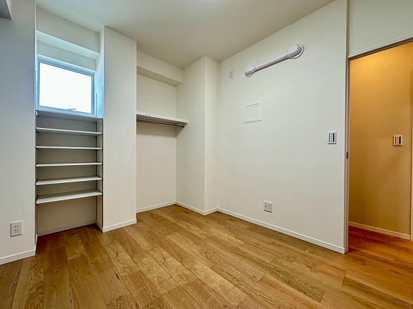 都立大パレス__クローゼット付きの洋室の写真 玄関を上がって最初のお部屋は、5.5帖程の広さがあります。オープンタイプの可動式棚にはお好きな雑貨や観葉植物などを並べて、”見せる収納”をお楽しみいただけます。窓からはたっぷりの採光が入り、明るい空間でした。