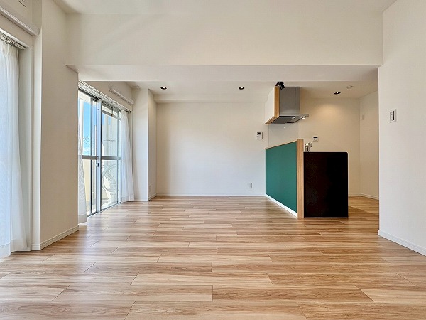 給田南住宅1号棟_リビングルームの写真 2024年12月に内装のフルリノベーションが施された64.93㎡の2DK。ペットの飼育も可能で、ご家族でもゆったりと生活をするのに十分な広さのお部屋になります。モダンな木目調のフローリングにグリーンの壁面を使用した、お洒落上級者な内装ですね♪