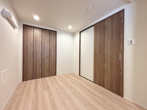 代々木第2コーポラス_収納スペースのある洋室の写真