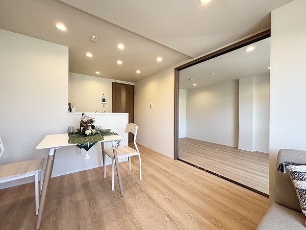 代々木第2コーポラス_温かみのあるリビングダイニングの写真